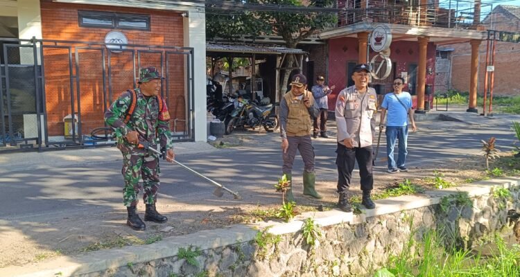 Semangat Gotong Royong, Babinsa Lowokwaru dan Warga Wujudkan Lingkungan Bersih dan Asri
