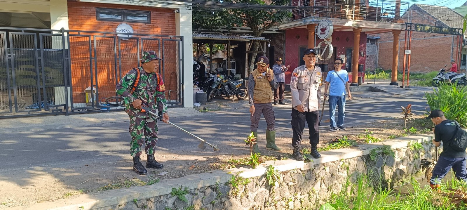 Semangat Gotong Royong, Babinsa Lowokwaru dan Warga Wujudkan Lingkungan Bersih dan Asri