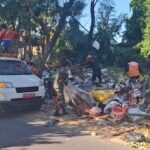 Babinsa Lowokwaru Gotong Royong Bersama Warga Bersihkan TPS Kelurahan Tunggulwulung