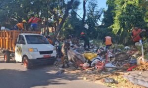 IMG-20260725-WA0058 Babinsa Lowokwaru Gotong Royong Bersama Warga Bersihkan TPS Kelurahan Tunggulwulung