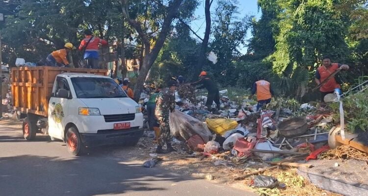Babinsa Lowokwaru Gotong Royong Bersama Warga Bersihkan TPS Kelurahan Tunggulwulung