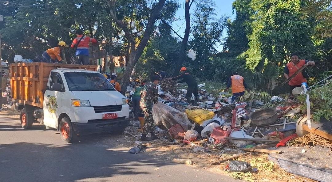 Babinsa Lowokwaru Gotong Royong Bersama Warga Bersihkan TPS Kelurahan Tunggulwulung