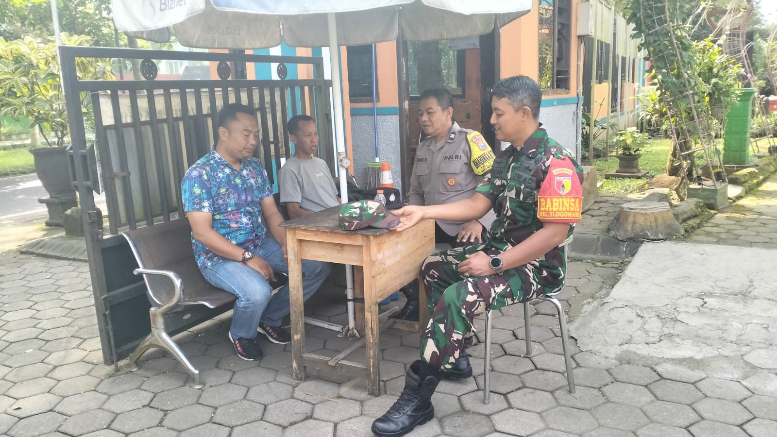 Babinsa Tlogowaru Perkuat Sinergi dengan Satpam untuk Jaga Kondusivitas Wilayah
