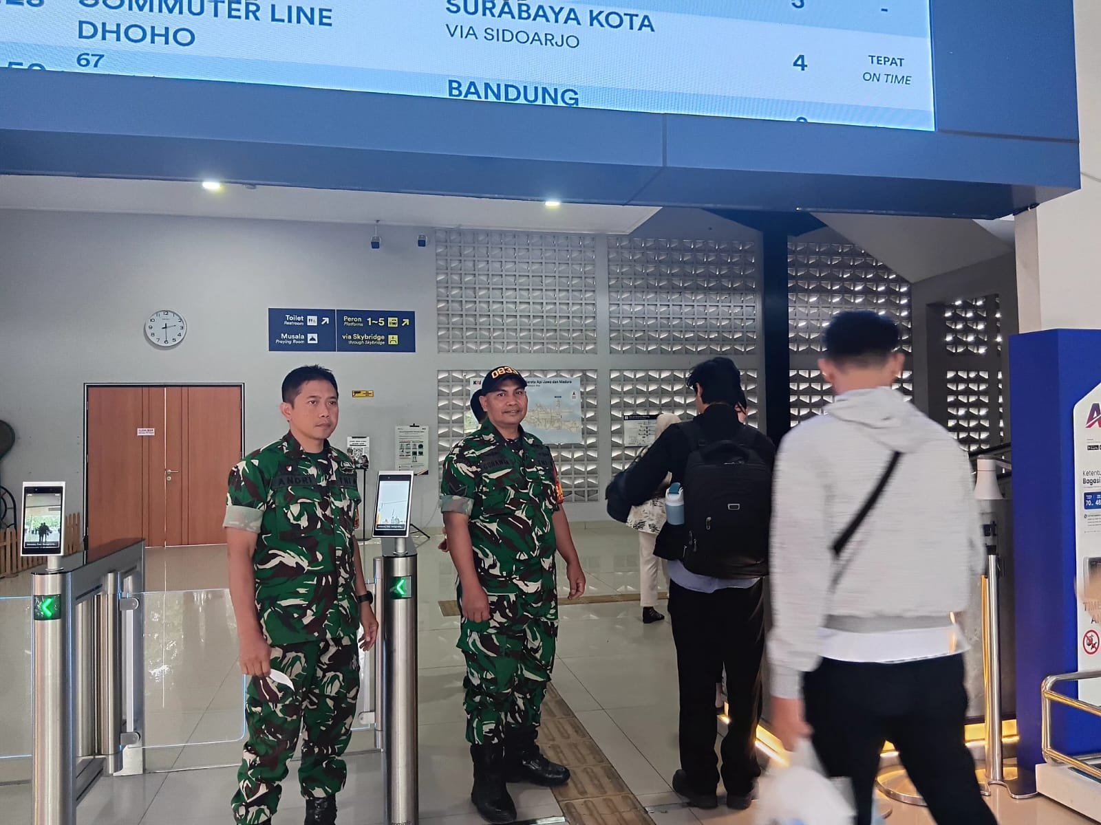 Babinsa Klojen Perkuat Pengamanan Objek Vital di Stasiun Kereta Api Kota Lama