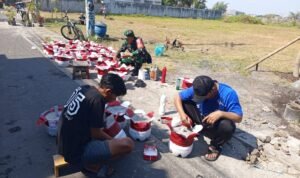 Semangat Gotong Royong, Babinsa Lowokwaru dan Warga Bersihkan Lingkungan Sambut HUT Ke-81 Kemerdekaan RI