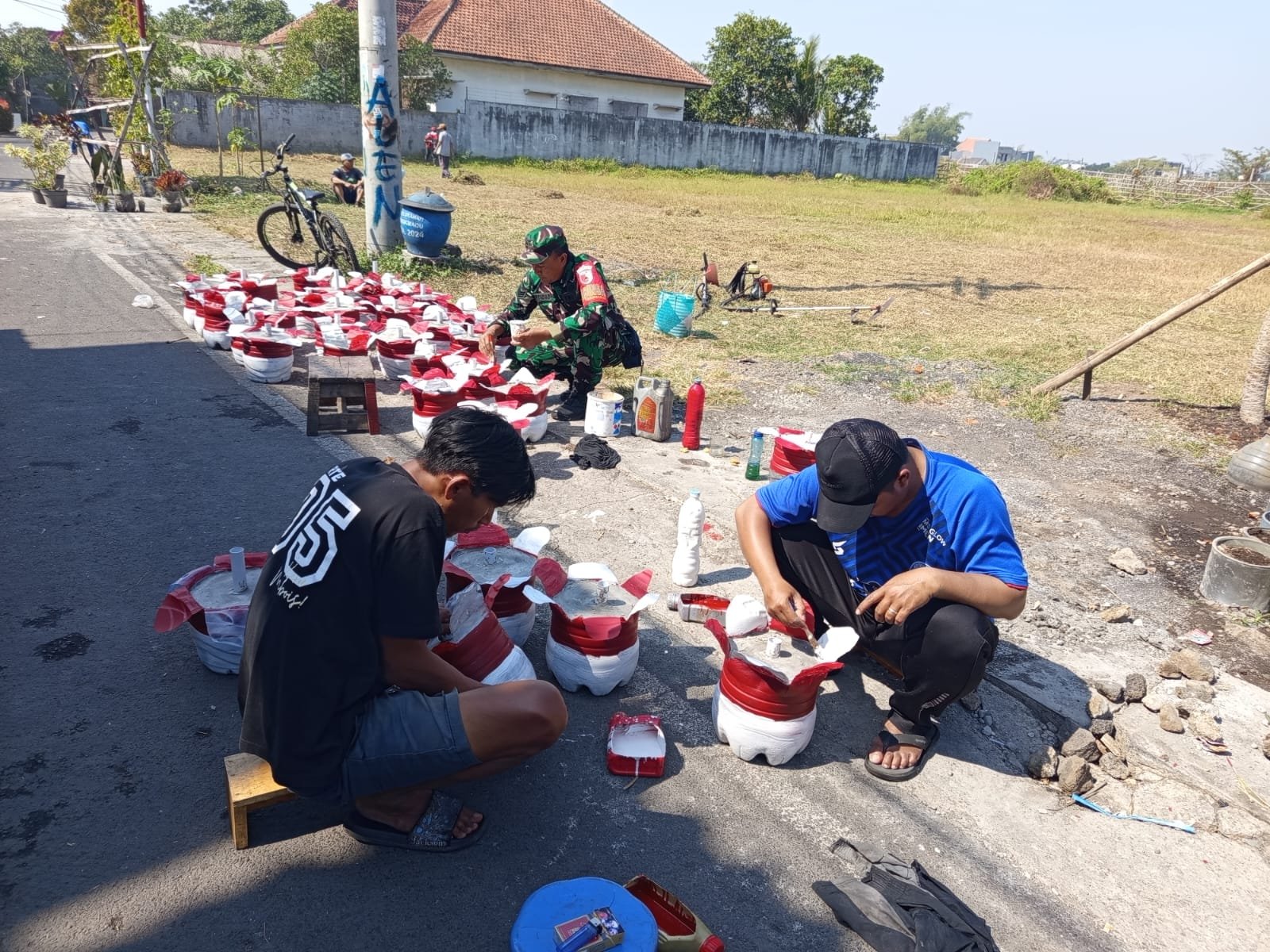 Semangat Gotong Royong, Babinsa Lowokwaru dan Warga Bersihkan Lingkungan Sambut HUT Ke-81 Kemerdekaan RI