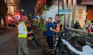 Patroli Dialogis Malam Hari, Babinsa Jatimulyo Perkuat Kemitraan Strategis dengan Warga