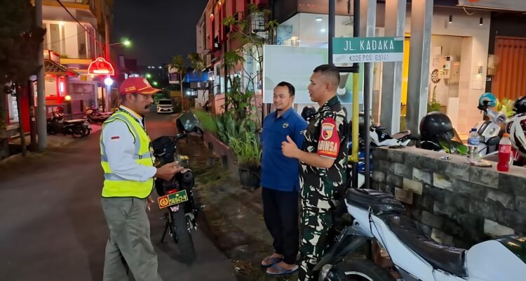 Patroli Dialogis Malam Hari, Babinsa Jatimulyo Perkuat Kemitraan Strategis dengan Warga