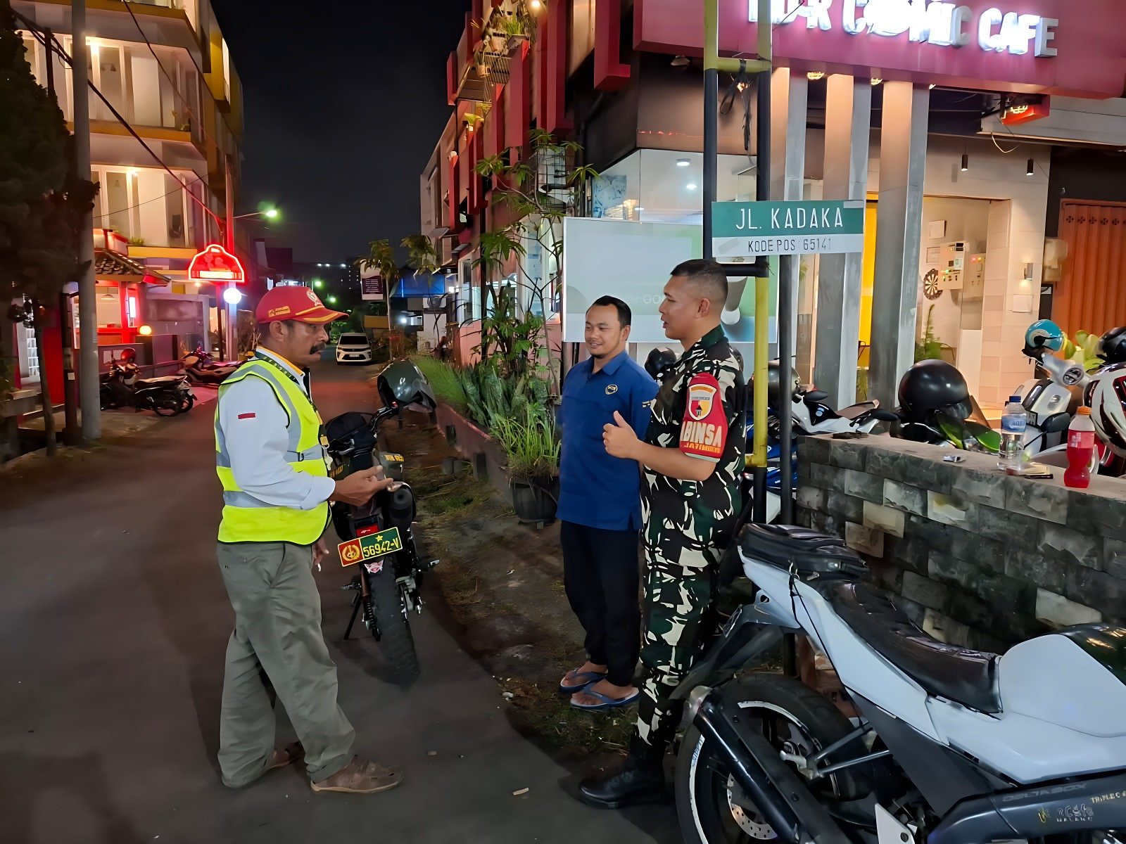 Patroli Dialogis Malam Hari, Babinsa Jatimulyo Perkuat Kemitraan Strategis dengan Warga