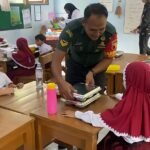 Babinsa Ketawanggede Kawal Penyaluran Makan Bergizi Gratis, Pastikan Siswa SD Terima Asupan Bergizi dengan Aman