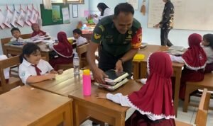 Babinsa Ketawanggede Kawal Penyaluran Makan Bergizi Gratis, Pastikan Siswa SD Terima Asupan Bergizi dengan Aman