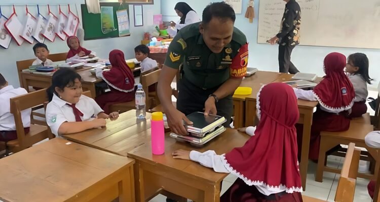 Babinsa Ketawanggede Kawal Penyaluran Makan Bergizi Gratis, Pastikan Siswa SD Terima Asupan Bergizi dengan Aman