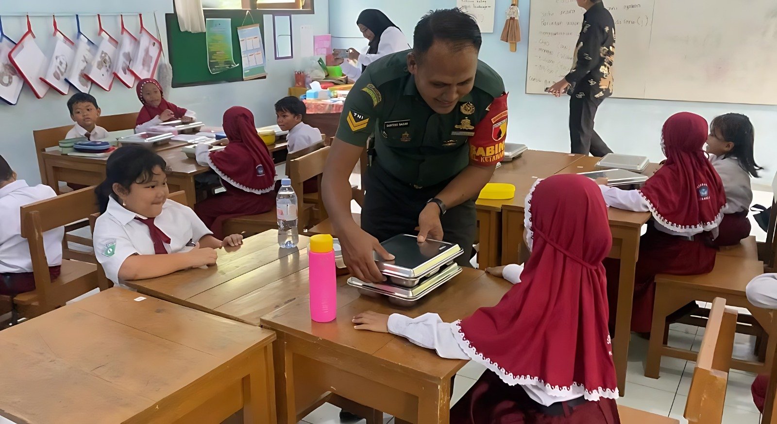 Babinsa Ketawanggede Kawal Penyaluran Makan Bergizi Gratis, Pastikan Siswa SD Terima Asupan Bergizi dengan Aman