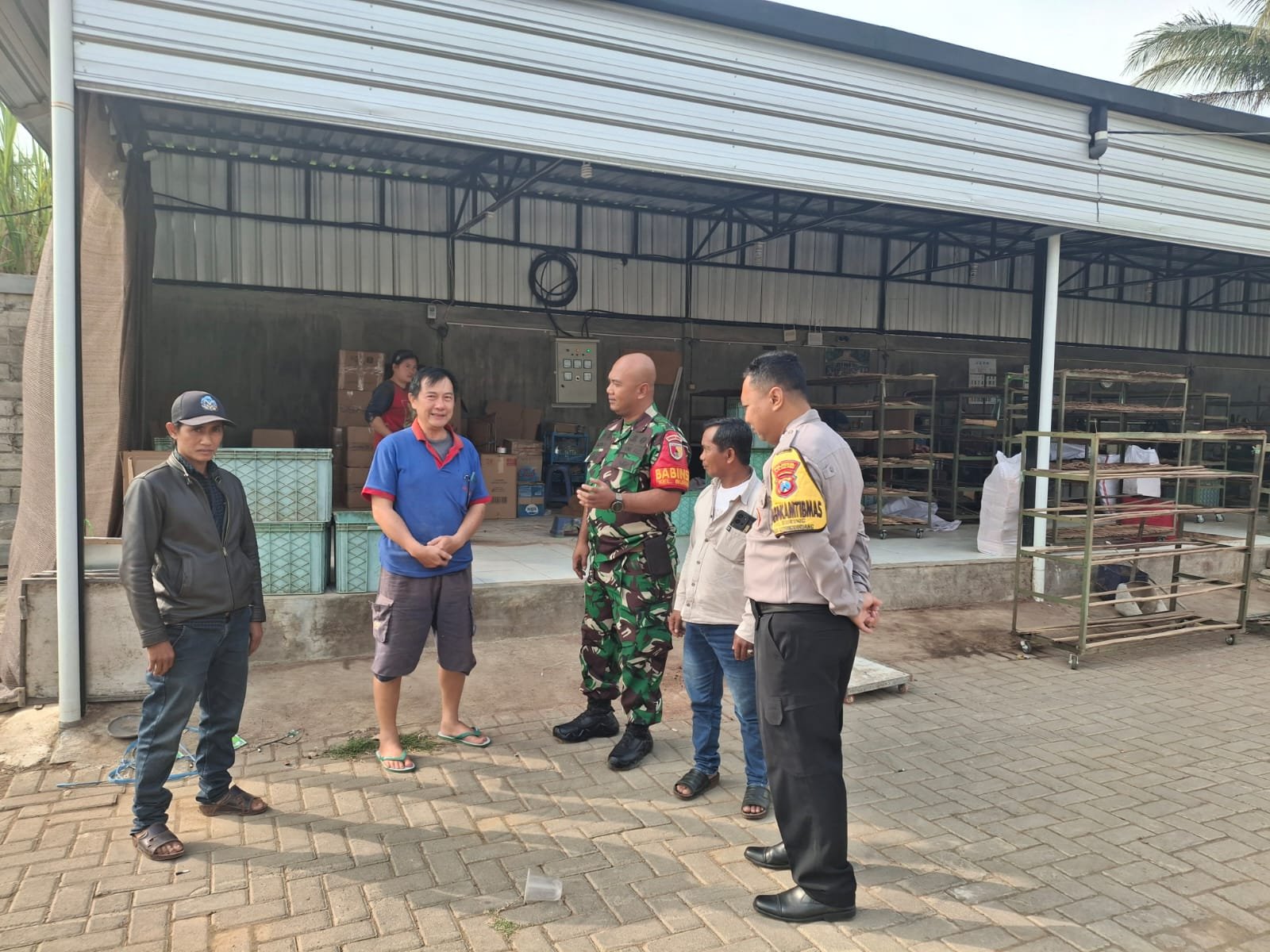 Babinsa Kedungkandang Dampingi Koordinasi Perizinan dan Legalitas Gudang Dupa di Kelurahan Buring