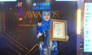 Ning Lia Raih Penghargaan Tokoh Politik Idola Gen Z pada Radar Surabaya Award 2026