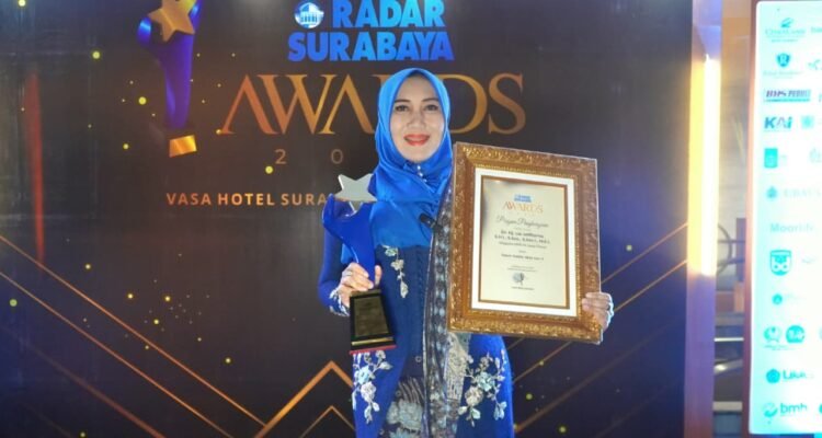 Ning Lia Raih Penghargaan Tokoh Politik Idola Gen Z pada Radar Surabaya Award 2026