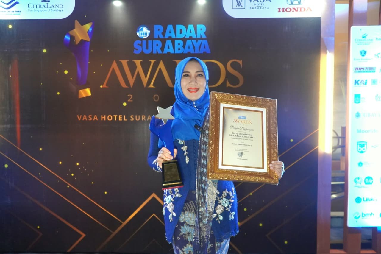 Ning Lia Raih Penghargaan Tokoh Politik Idola Gen Z pada Radar Surabaya Award 2026