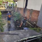 Babinsa Rampal Celaket Gotong Royong Bersama Warga Bersihkan Saluran Air, Cegah Genangan dan Perkuat Kebersamaan