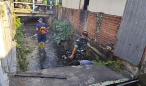 Babinsa Rampal Celaket Gotong Royong Bersama Warga Bersihkan Saluran Air, Cegah Genangan dan Perkuat Kebersamaan