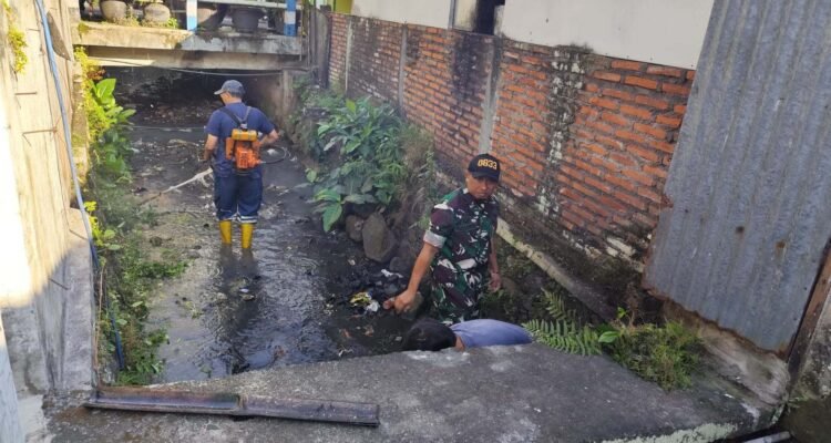 Babinsa Rampal Celaket Gotong Royong Bersama Warga Bersihkan Saluran Air, Cegah Genangan dan Perkuat Kebersamaan