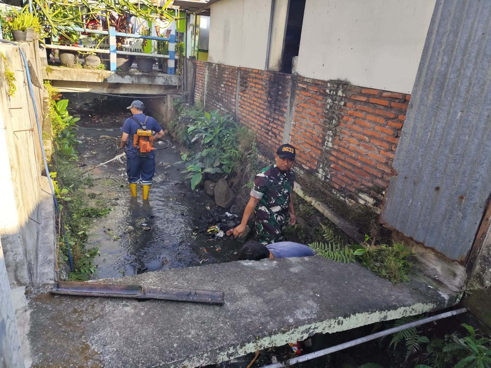 Babinsa Rampal Celaket Gotong Royong Bersama Warga Bersihkan Saluran Air, Cegah Genangan dan Perkuat Kebersamaan