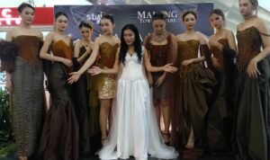 Mother Earth Tutup MFR Series -7, Migi Rihasalay Ajak Publik Menjaga Bumi Lewat Karya Busana.