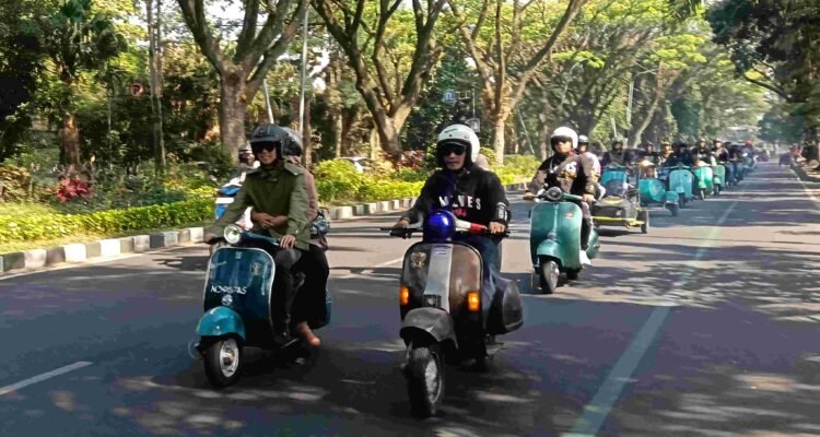 Ketua Komisi C DPRD Kota Malang Muhammad Anas Muthaqim Gandeng Komunitas Vespa Gelar Santunan Yatim dan Percantik Halte