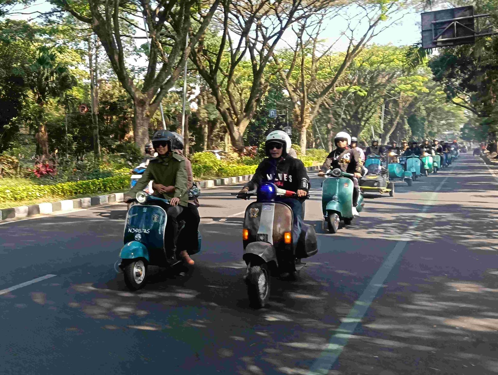 Ketua Komisi C DPRD Kota Malang Muhammad Anas Muthaqim Gandeng Komunitas Vespa Gelar Santunan Yatim dan Percantik Halte