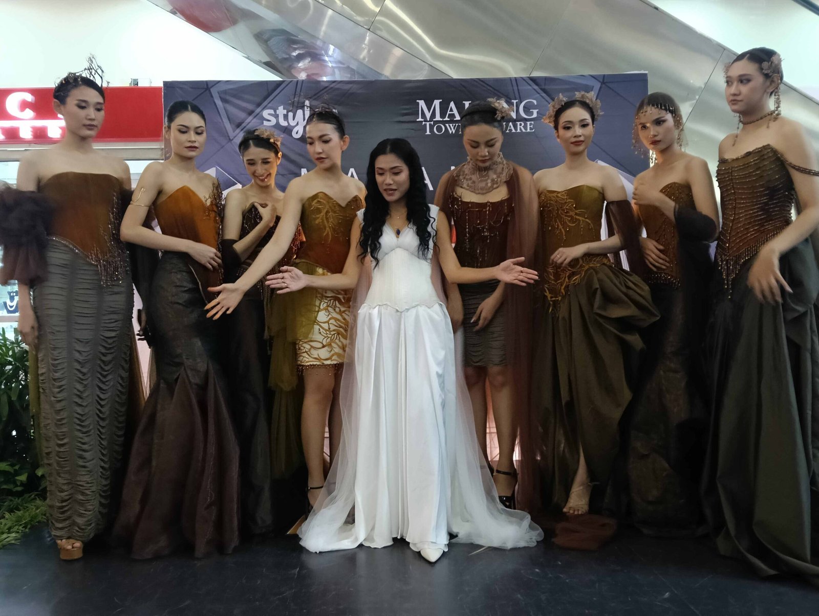 Mother Earth Tutup MFR Series -7, Migi Rihasalay Ajak Publik Menjaga Bumi Lewat Karya Busana.