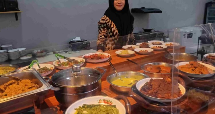 Kuliner Minang Autentik di Surabaya, Nasi Kapau Langganan Jemursari Andalkan Bumbu Medok Khas Kapau