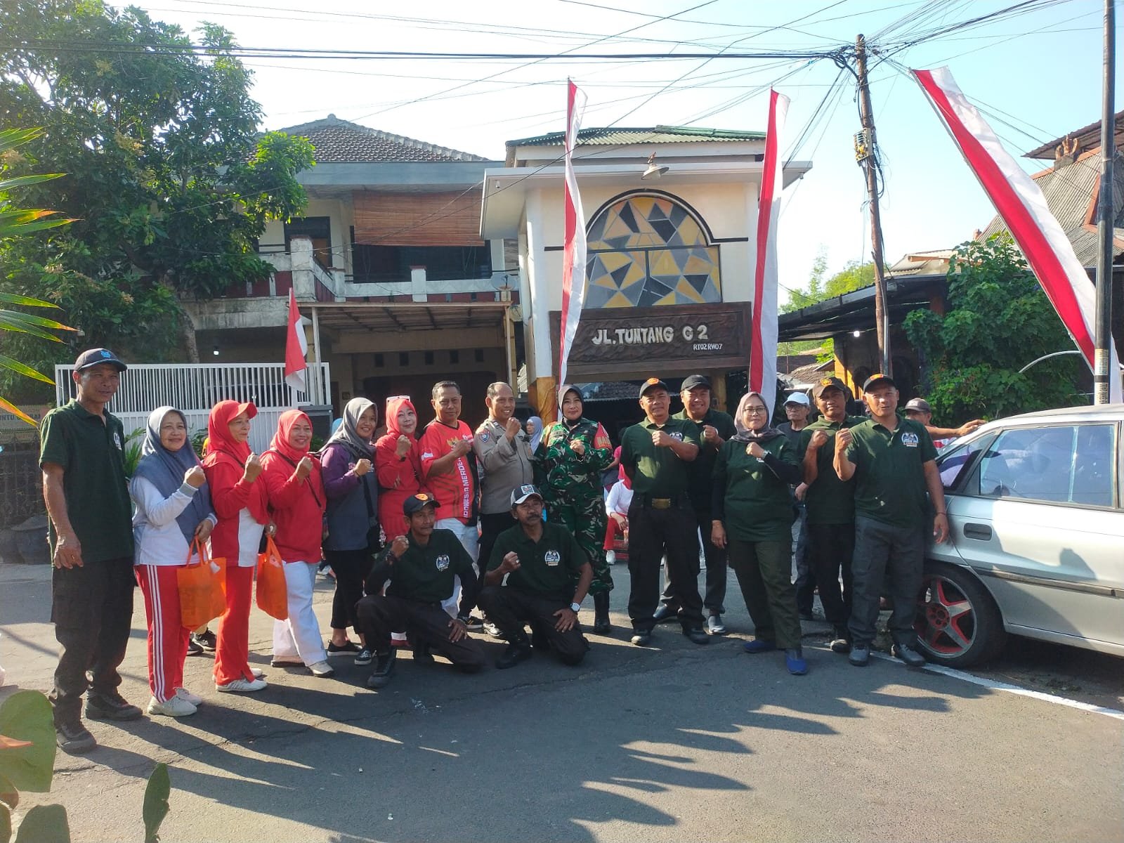 Babinsa Bunulrejo Bersama Linmas dan Perangkat RW 07 Amankan Rangkaian Peringatan HUT Ke-81 Kemerdekaan RI