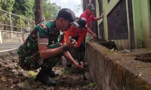 IMG-20260804-WA0040 Babinsa Koramil Blimbing Bersama Linmas dan Warga Gotong Royong Bersihkan Lingkungan, Perkuat Kepedulian dan Kebersamaan