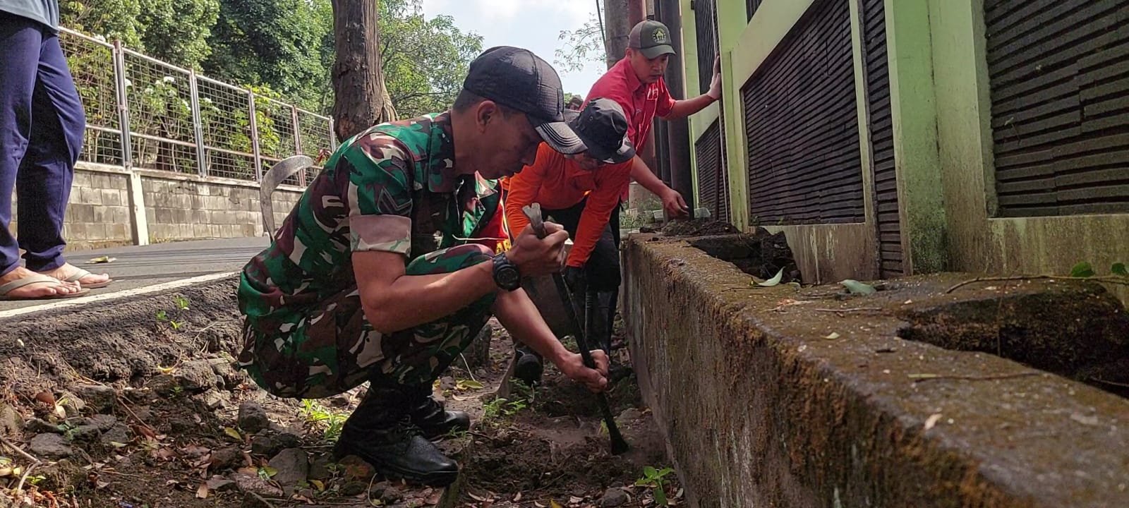 Babinsa Koramil Blimbing Bersama Linmas dan Warga Gotong Royong Bersihkan Lingkungan, Perkuat Kepedulian dan Kebersamaan
