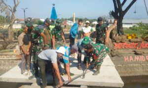 Lestarikan Nilai Sejarah dan Kebersihan Lingkungan, Babinsa Wonokoyo Gelar Karya Bhakti di Monumen Juang Hamid Rusdi