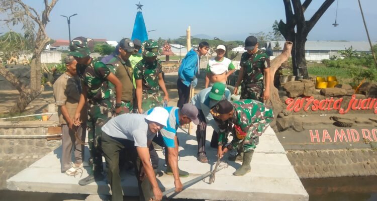 Lestarikan Nilai Sejarah dan Kebersihan Lingkungan, Babinsa Wonokoyo Gelar Karya Bhakti di Monumen Juang Hamid Rusdi