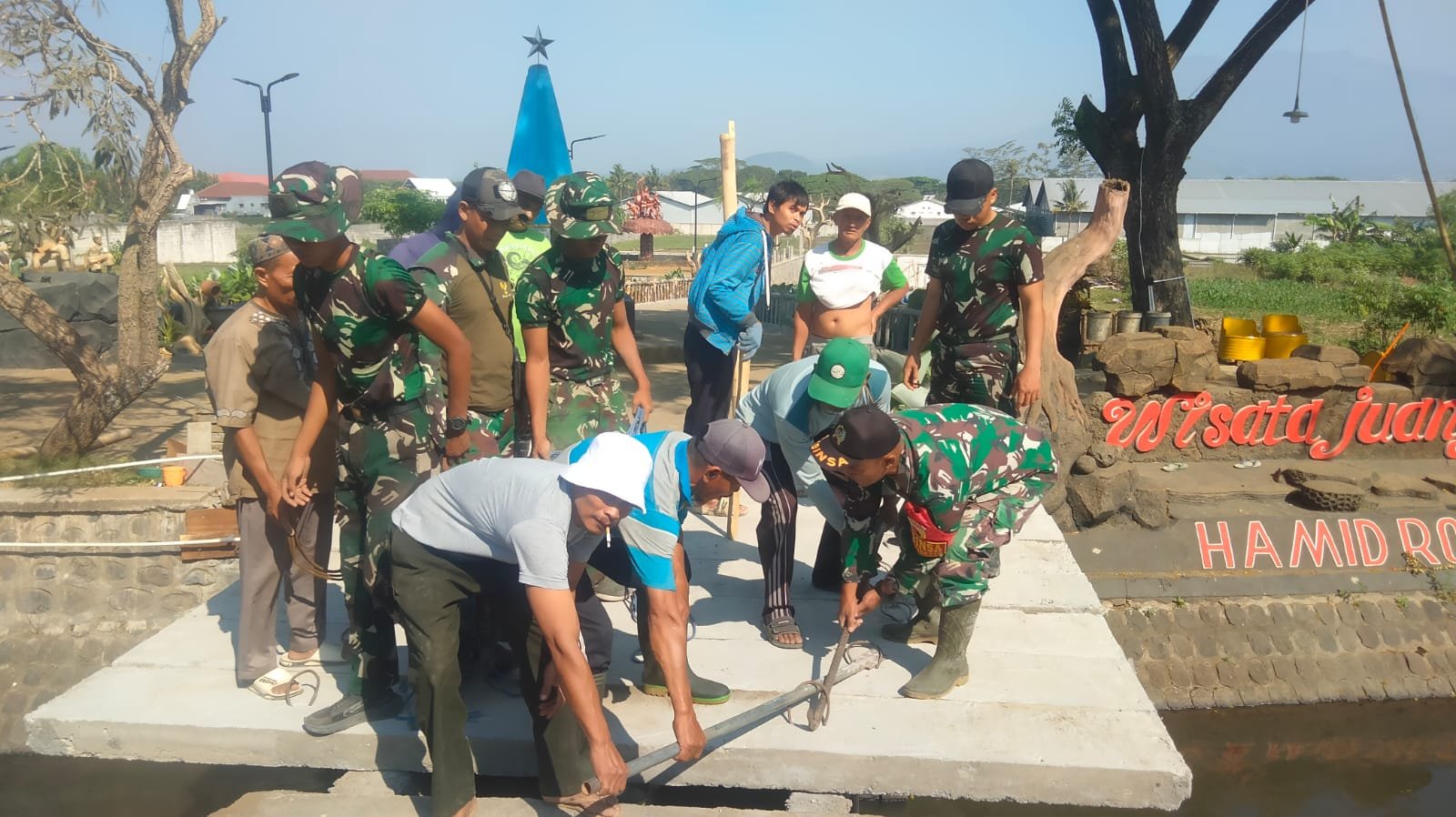 Lestarikan Nilai Sejarah dan Kebersihan Lingkungan, Babinsa Wonokoyo Gelar Karya Bhakti di Monumen Juang Hamid Rusdi
