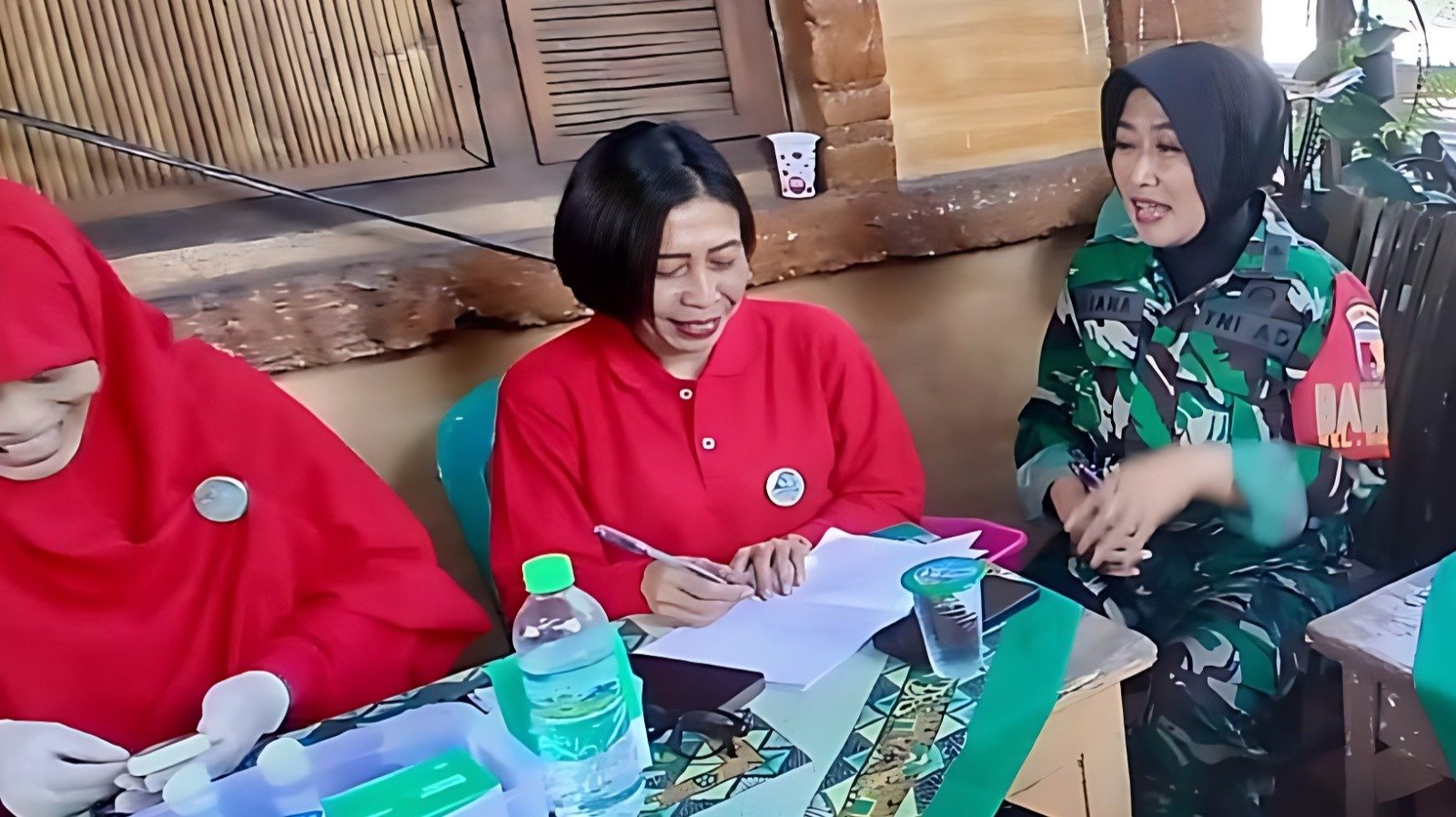 Babinsa Bunulrejo Kawal Layanan Cek Kesehatan Lansia, Dorong Kesadaran Hidup Sehat