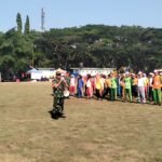 Babinsa Klojen Tanamkan Disiplin dan Jiwa Kepemimpinan kepada Peserta MPLS SMPN 5 Malang