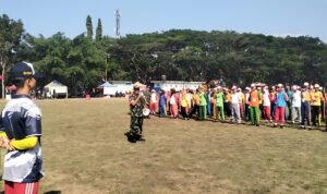 Babinsa Klojen Tanamkan Disiplin dan Jiwa Kepemimpinan kepada Peserta MPLS SMPN 5 Malang