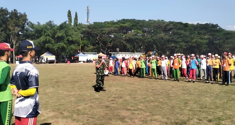 Babinsa Klojen Tanamkan Disiplin dan Jiwa Kepemimpinan kepada Peserta MPLS SMPN 5 Malang