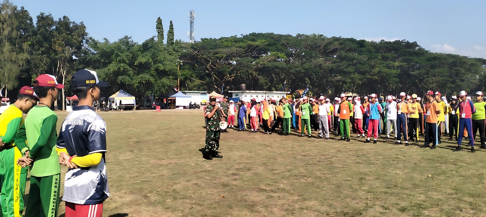 Babinsa Klojen Tanamkan Disiplin dan Jiwa Kepemimpinan kepada Peserta MPLS SMPN 5 Malang