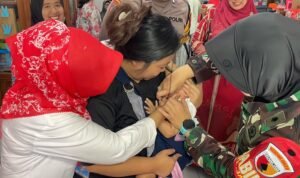 Dukung Perlindungan Kesehatan Anak, Babinsa Jatimulyo Dampingi Pekan Imunisasi 2026