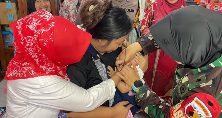 Dukung Perlindungan Kesehatan Anak, Babinsa Jatimulyo Dampingi Pekan Imunisasi 2026