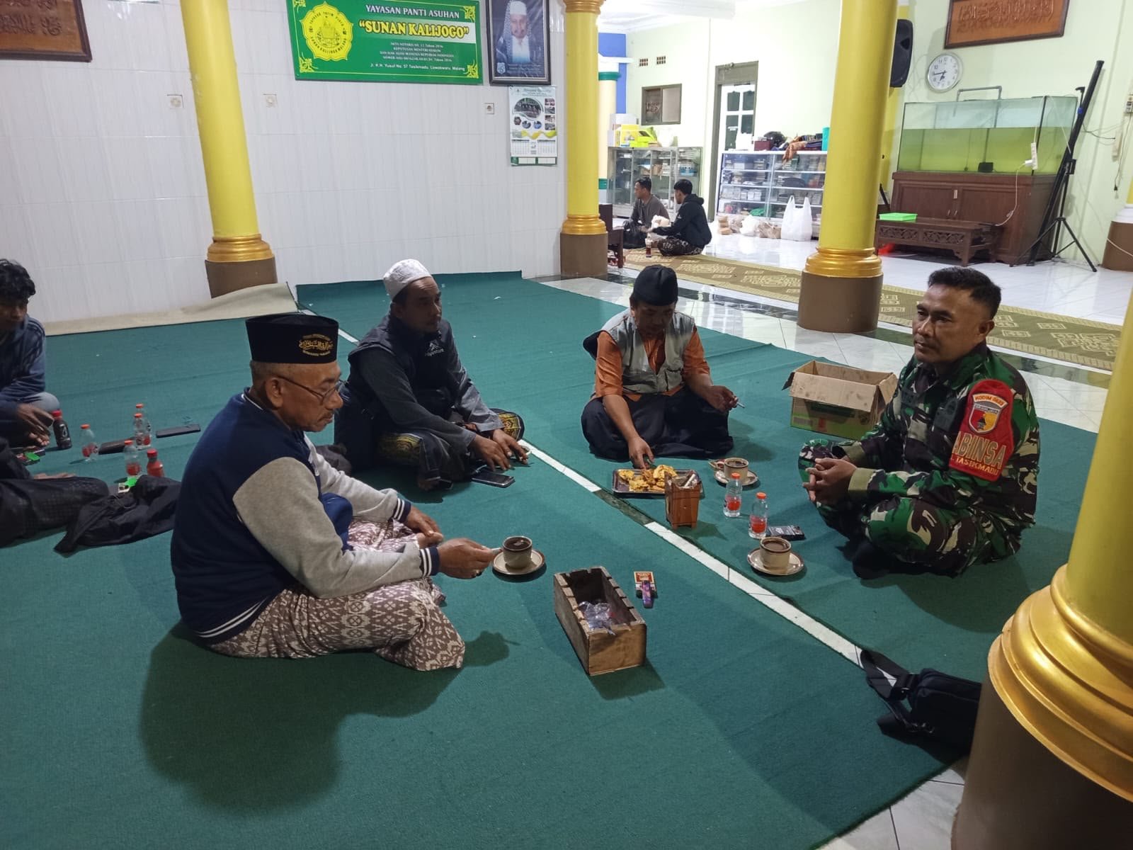 Babinsa Tasikmadu Komsos Bersama Warga, Perkuat Kedekatan dan Kondusivitas Wilayah