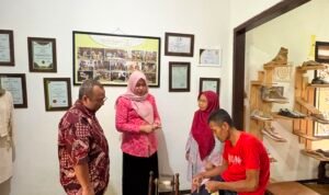 Bukan Sekadar Bantuan, STIESIA Bekali Kupu Sutra Meja Ergonomis agar Penyandang Disabilitas Makin Mandiri