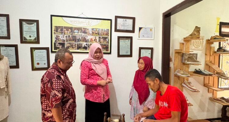 Bukan Sekadar Bantuan, STIESIA Bekali Kupu Sutra Meja Ergonomis agar Penyandang Disabilitas Makin Mandiri