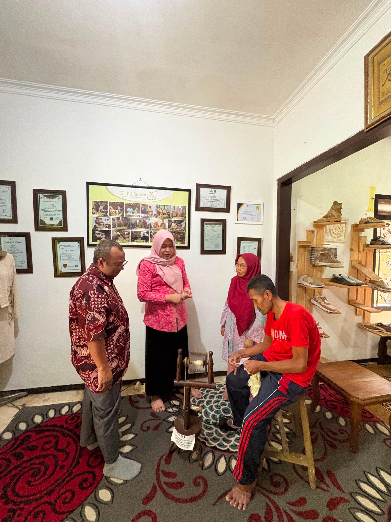 Bukan Sekadar Bantuan, STIESIA Bekali Kupu Sutra Meja Ergonomis agar Penyandang Disabilitas Makin Mandiri