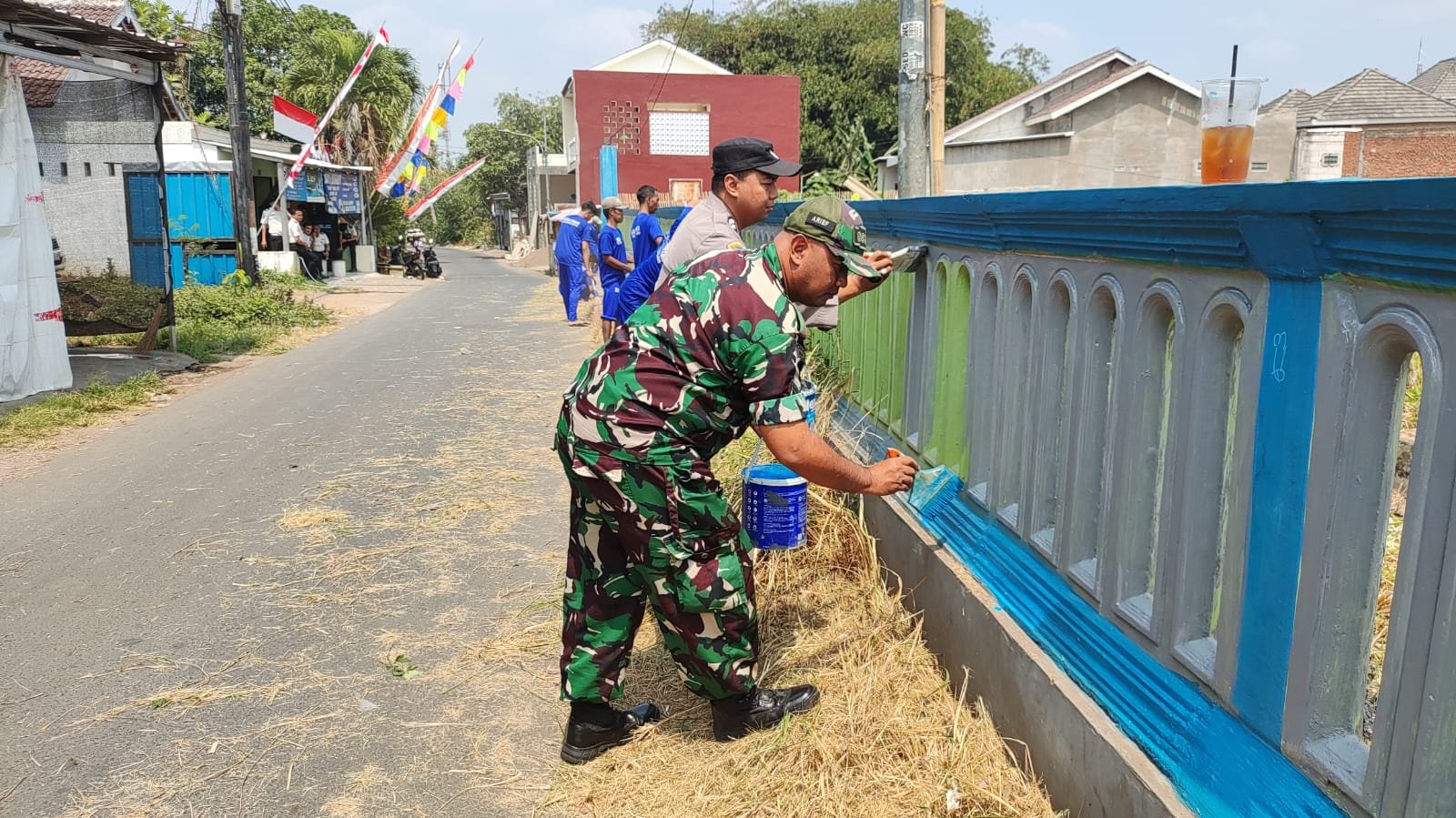 Babinsa Buring Bersama Bhabinkamtibmas dan Warga Bersihkan Makam Muslim Gedangan