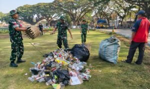 Usai HUT Arema ke-39, Kodim 0833 dan DLH Bersihkan Sampah di Jantung Kota Malang