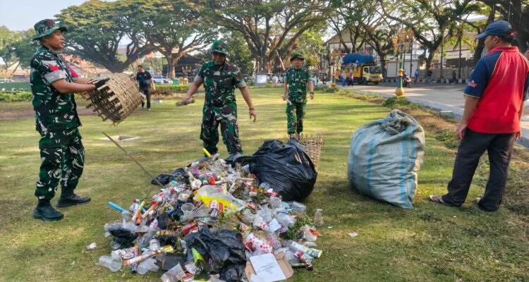 IMG-20260811-WA0042 Usai HUT Arema ke-39, Kodim 0833 dan DLH Bersihkan Sampah di Jantung Kota Malang